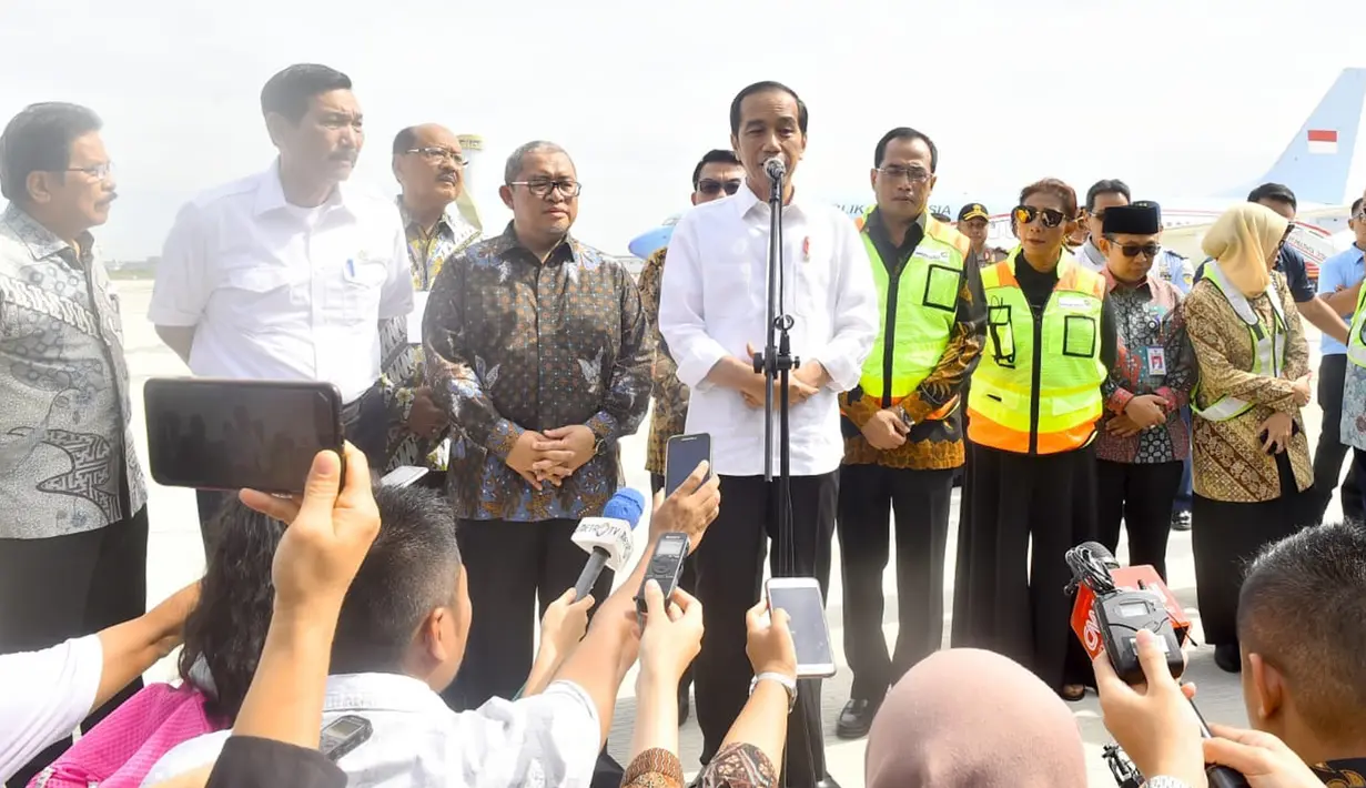 Presiden Jokowi memberikan sambutan setibanya di Bandara Internasional Jawa Barat (BIJB) Kertajati, Majalengka, Kamis (24/5). Pesawat kepresidenan resmi menjadi pesawat pertama yang mendarat Bandara Kertajati Majalengka. (Liputan6.com/Pool/Setpres)