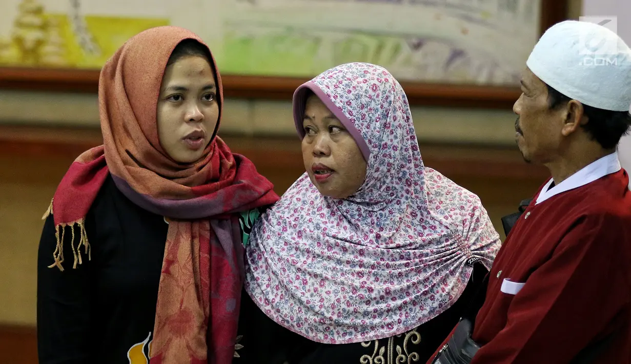 Siti Aisyah bersama dengan orang tua di Kemenlu, Jakarta, Senin (11/3). Siti Aisyah diserahkan kepada keluarga setelah Jaksa Agung Malaysia mencabut dakwaan dugaan pembunuhan Kim Jong-Nam. (Liputan6.com/Johan Tallo)