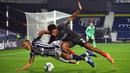 Bek West Brom, Lee Peltier, berebut bola dengan bek Brentford, Dominic Thompson, dalam laga Piala Inggris di venue The Hawthorns, Rabu (23/9/2020) dini hari WIB. West Brom kalah 6-7 atas Brentford lewat adu penalti. (AFP/Oli Scarff/pool)