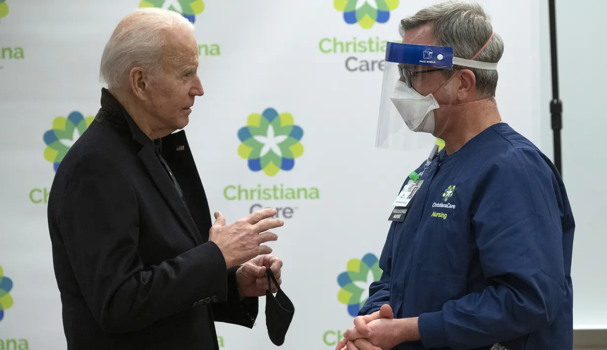 Presiden terpilih Joe Biden berbincang usai menerima dosis kedua vaksin COVID-19 Pfizer di Rumah Sakit Christiana di Newark, Delaware, Senin (11/1/2021). Dua vaksin Covid-19 yang disahkan di AS yakni Pfizer dan Moderna mengharuskan penerima untuk menerima dua suntikan. (Alex Wong/Getty Images/AFP)
