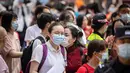 Siswa tiba di sekolah untuk mengikuti Ujian Masuk Perguruan Tinggi Nasional (NCEE), yang dikenal sebagai Gaokao, di Wuhan, di provinsi Hubei tengah China (7/6/2021). (AFP/STR)