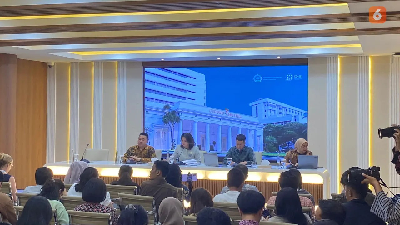 Pelaksana Tugas Direktur Perlindungan WNI Kemlu RI Heni Hamidah dalam konferensi pers di Jakarta, Kamis (16/4/2026), menyampaikan bahwa KBRI di Lebanon terus memantau perkembangan situasi dan keberadaan WNI. (Dok. Liputan6.com/Teddy Tri Setio)