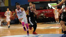 Pebasket Pelita Jaya Energi Mega Persada Jakarta, Kelly Purwanto (kedua kiri) berusaha melewati hadangan pemain Hang Tuah Sumsel di NBL Championship, Jakarta, Sabtu (2/5/2015). Pelita Jaya unggul 73-58 atas Hang Tuah. (Liputan6.com/Helmi Fithriansyah)