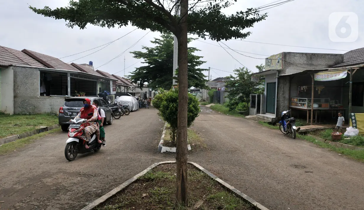 Warga melintasi perumahan bersubsidi Green Citayam City, Bojong Gede, Bogor, Selasa (18/2/2020). REI mencatat tahun 2020 membutuhkan sekitar 260 ribu unit rumah bersubsidi sementara dalam APBN 2020 hanya tersedia Rp11 triliun atau setara 97.700 unit rumah bersubsidi. (merdeka.com/Iqbal S Nugroho)