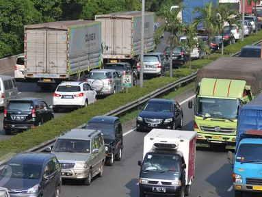 Kendaraan memadati jalan Tol Cawang Grogol di MT Haryono menuju Cikampek atau pun Jagorawi, Jakarta, (29/12). Untuk mengurai kemacetan, Menteri Perhubungan keluarkan larangan pengoperasian truk jelang tahun baru di Jakarta. (Liputan6.com/Yoppy Renato)