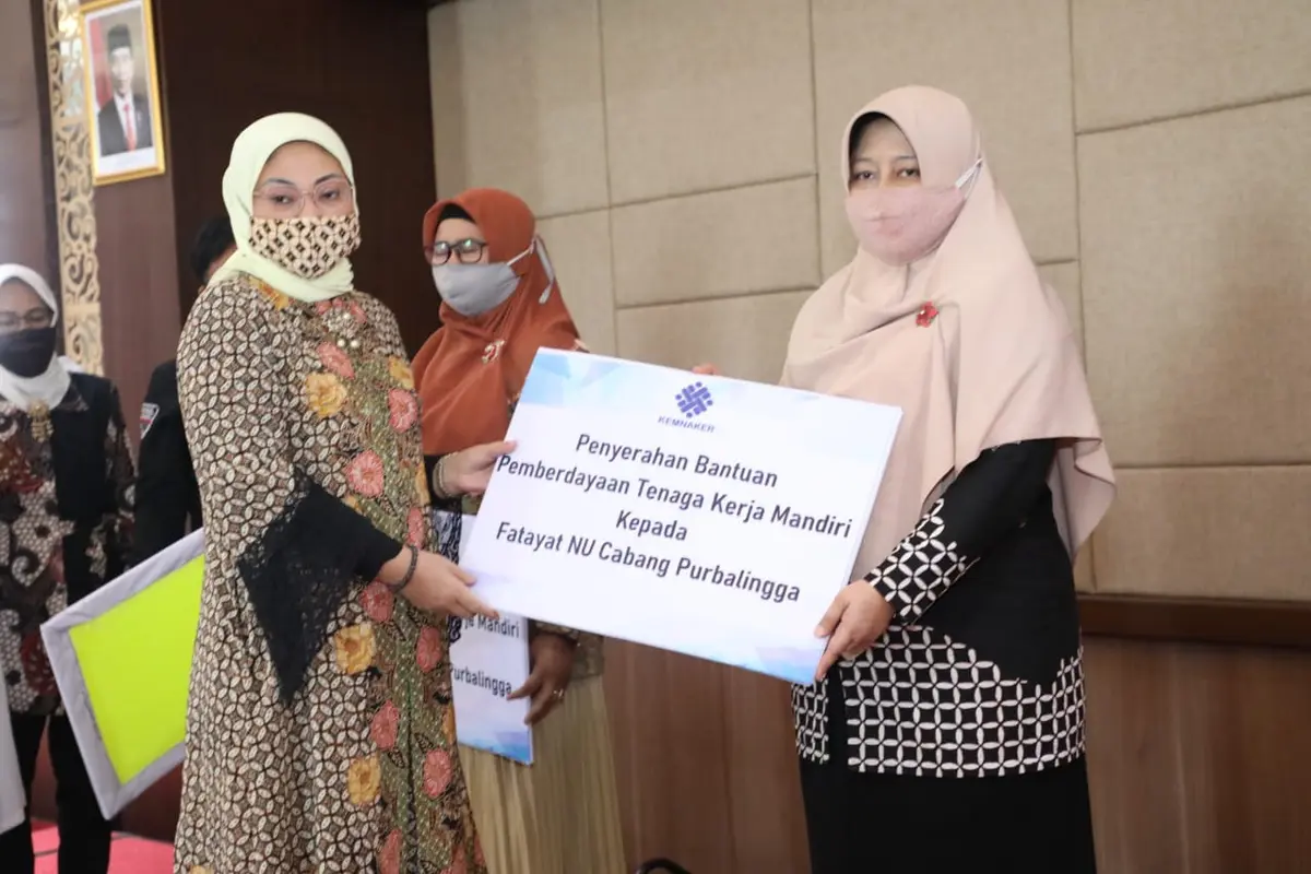 Menaker Ida Berdayakan Pekerja Perempuan Purbalingga dengan Program TKM
