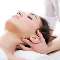 Ear massage atau pijat telinga berfungsi meningkatkan aspek kecantikan, relaksasi, dan manfaat kesehatan lainnya (Foto/dok: Reepik/Nensuria)