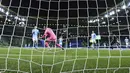 Pemain Lyon Moussa Dembele mencetak gol ke gawang Manchester City pada perempat final Liga Champions di Stadion Jose Alvalade, Lisbon, Portugal, Sabtu (15/8/2020). Lyon mengalahkan Manchester City 3-1. (Franck Fife/Pool Photo via AP)