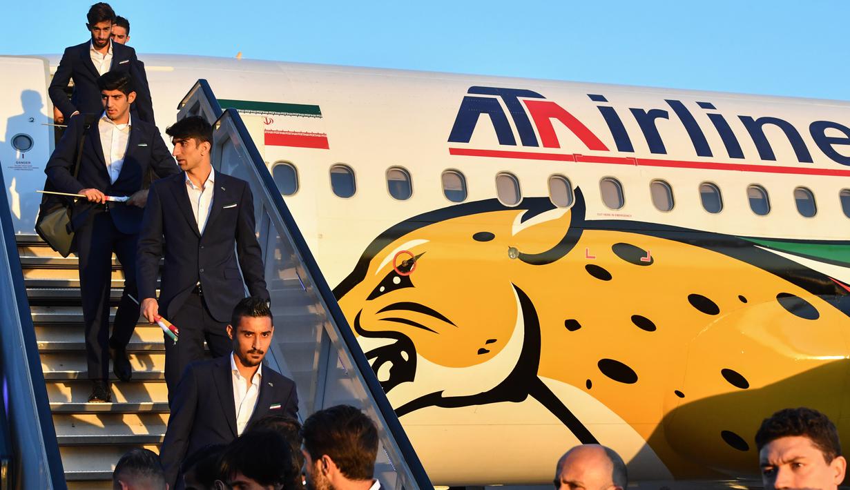 Para pemain Iran saat turun dari pesawat di Moskow Vnukovo airport, (5/6/2018). Iran berada satu grup dengan Spanyol, Portugal, dan Maroko. (AFP/Yuri Kadobnov)