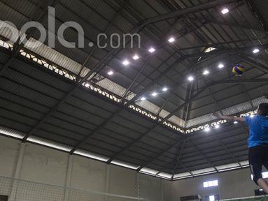 Pevoli Indonesia, Novriali Yami, bersiap memukul bola saat mengikuti pemusatan latihan nasional jelang SEA Games di Padepokan Voli Sentul, Bogor, Rabu (17/5/2017). (Bola.com/Vitalis Yogi Trisna)