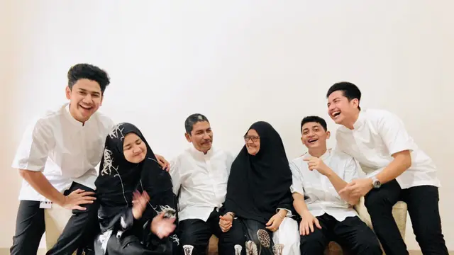 Syakir Daulay bersama keluarganya