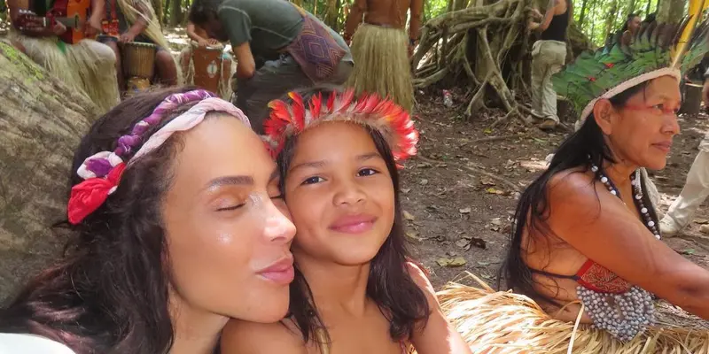Ines Rau, bersama anak-anak di Hutan Amazon dari suku Shanenawa merasakan cinta tanpa syarat dari mereka. (Foto: Instagram/@supa_ines)