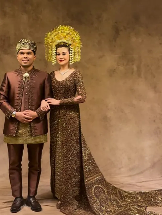 Di malam resepsi, pernikahan Aaliyah Massaid dan Thariq Halilintar mengusung adat Minang [@studioboh]