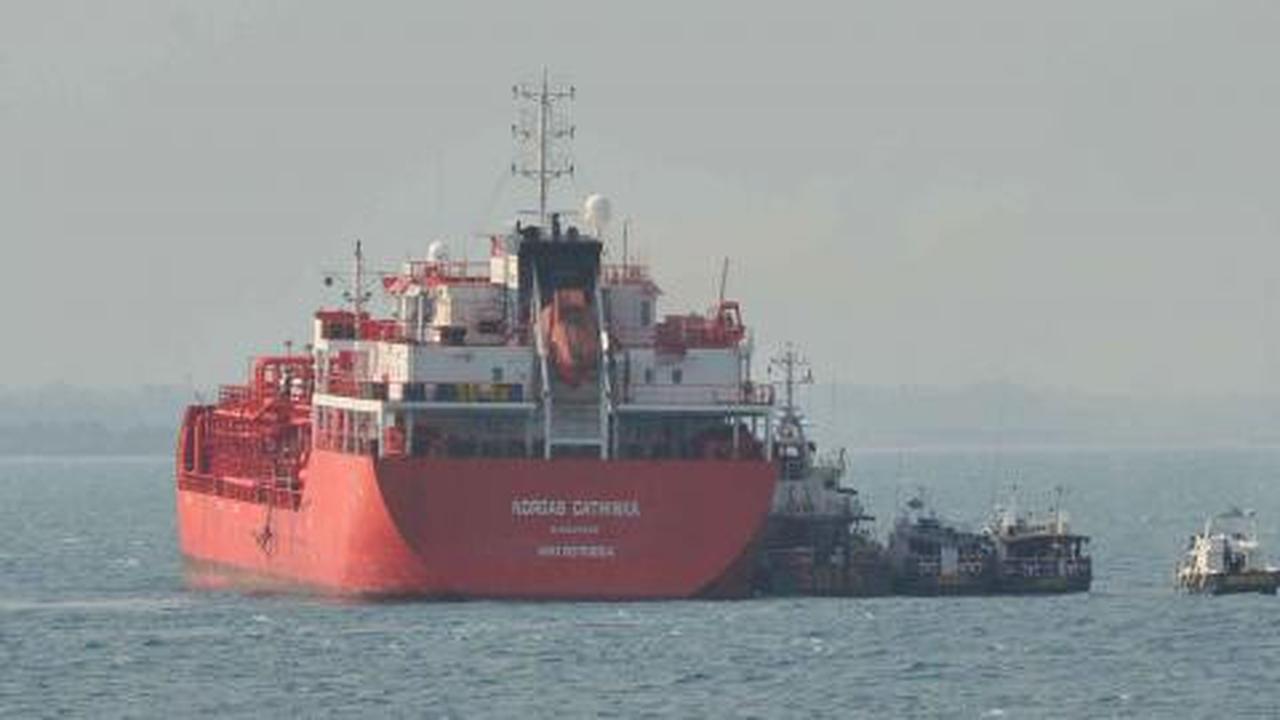 Kapal Pertamina Tabrak KM Sembako di Kapuas