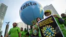 Aktifis Forum warga Kota Jakarta (FAKTA) melakukan aksi membawa bola dunia di Bundaran HI, Jakarta, Minggu (26/4/2015). Mereka mengkampanyekan untuk bersihkan bumi Jakarta dari asap dan puntung rokok. (Liputan6.com/Faizal Fanani)