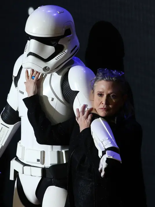 Carrie Fisher, pernah membintangi film Star Wars dan memerankan karakter Princess Leia. Saat melakukan perjalanan dari London menuju Los Angeles, Fisher mengalami serangan jantung dan membuat penumpang lainnya ikut panik. (AFP/Bintang.com)
