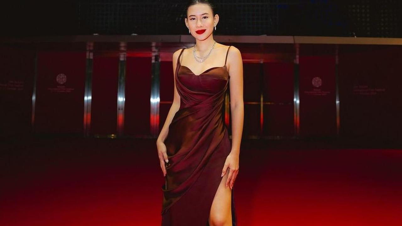 Kehadiran Shenina kali ini memenuhi undangan film, tampil anggun dengan dress berbelahan kaki jenjang dan lipstik merah merona yang menambah pesonanya.<br><br>