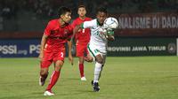 Penyerang sayap kiri Timnas Indonesia U-16, Supriadi, saat melawan Myanmar di matchday kedua penyisihan Grup A Piala AFF U-16 2018 di Stadion Gelora Delta, Sidoarjo, Selasa (31/7/2018). (Bola.com/Aditya Wany)