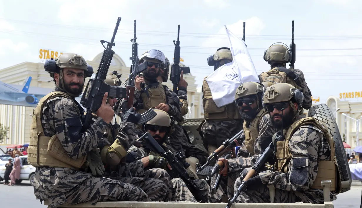 Pasukan khusus Taliban tiba di dalam Bandara Internasional Hamid Karzai setelah penarikan militer AS, di Kabul, Afghanistan, Selasa (31/8/2021).  Taliban menguasai penuh bandara internasional Kabul pada Selasa, setelah pesawat AS meninggalkannya landasan pacu. (AP Photo/Khwaja Tawfiq Sediqi)