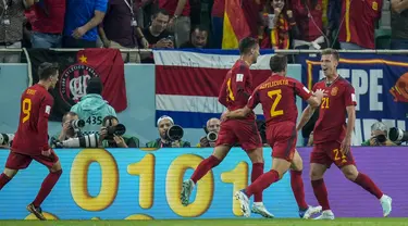 Gelandang Spanyol, Dani Olmo (kanan) berselebrasi dengan rekan setimnya setelah mencetak gol pembuka ke gawang Kosta Rika pada pertandingan grup E Piala Dunia 2022 Qatar di Stadion Al Thumama di Doha, Qatar, Rabu (23/11/2022). Spanyol menang atas Kosta Rika dengan skor. (AP Photo/Francisco Seco)