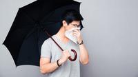 Ilustrasi pria ketika sedang sakit di musim hujan. (Foto: Shutterstock)