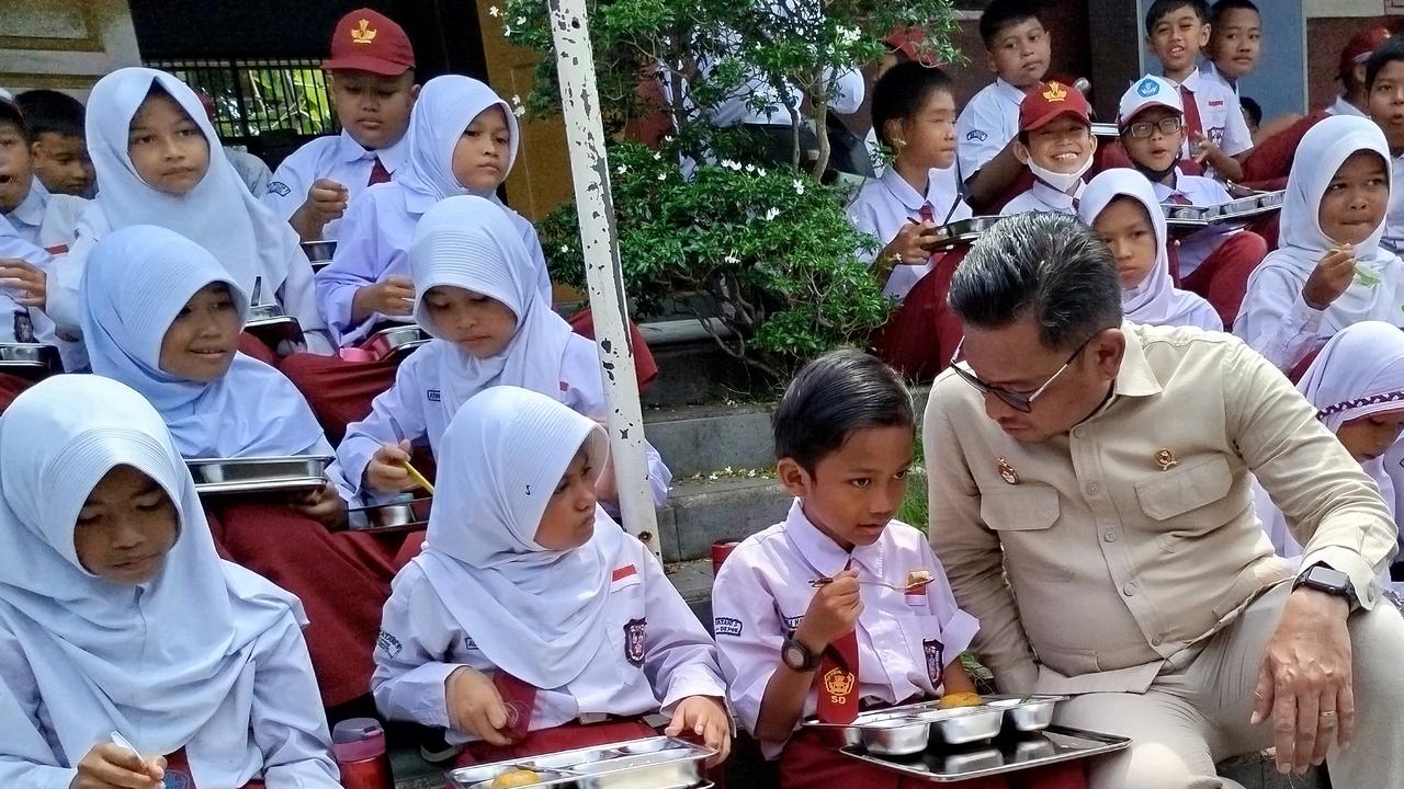 Antusias Siswa SD dan SMP saat Dapat Makan Bergizi Gratis