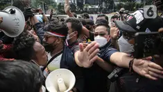 Massa Aliansi BEM SI saling dorong dengan polisi saat menggelar aksi peringatan evaluasi dua tahun Kabinet Indonesia Maju di kawasan Patung Kuda, Jakarta, Kamis (21/10/2021). Aksi ini bentuk penyampaian aspirasi dan kritik atas kinerja pemerintahan Jokowi-Ma'ruf Amin. (Liputan6.com/Faizal Fanani)
