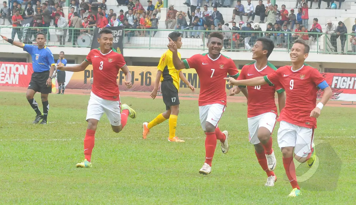 Pemain depan Timnas U-16, Egy Maulana (kanan) merayakan selebrasi usai mencetak gol pada laga uji coba di Stadion Singaperbangsa, Jawa Barat, Senin (9/3/2015). Timnas U-16 bermain imbang 4-4 dengan Semen Padang U-16. (Liputan6.com/Herman Zakharia)