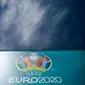 Logo UEFA Euro 2020 terlihat di depan Stadion Saint Petersburg, salah satu tempat penyelenggaraan turnamen sepak bola Euro 2020 / 2021. (Kirill KUDRYAVTSEV / AFP)