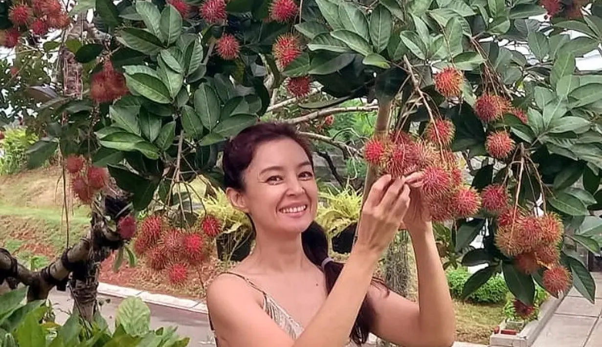 Dari hasil pemeriksaan, diketahui Putri Patricia mengidap mioma uteri atau miom. Benjolan berukuran 8 sentimeter tersebut terletak di bagian luar dinding rahim. Setelah operasi, Rabu (6/12) hasil biopsi keluar dan diketahui miom yang ada dalam tubuhnya kategori jinak. [Instagram/putripatricia888]