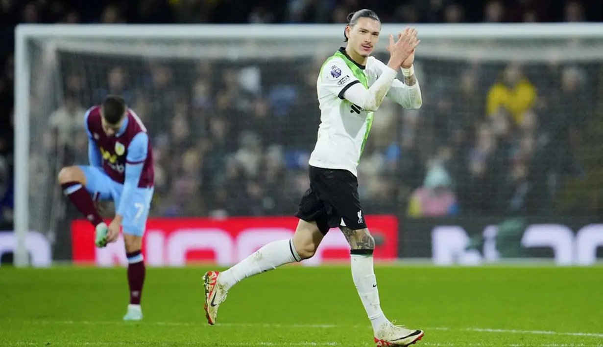Pemain Liverpool, Darwin Nunez, melakukan selebrasi setelah mencetak gol ke gawang Burnley pada laga pekan ke-19 Premier League 2023/2024 di Stadion Turf Moor, Rabu (27/12/2023). Liverpool sekarang ada di pucuk klasemen sementara Liga Inggris 2023/2024 dengan koleksi 42 angka. (AP Photo/Jon Super)