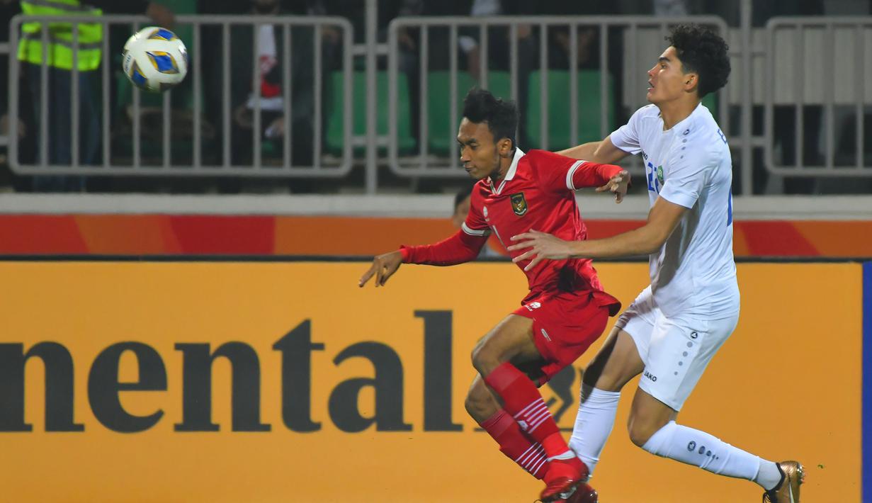 <p>Pemain Timnas Indonesia U-20, Robi Darwis (kiri) berusaha melewati adangan pemain Uzbekistan U-20, Esanov Sherzod pada laga matchday ketiga Grup A Piala Asia U-20 2023 di Istiqlol Stadium, Fergana, Uzbekistan, Selasa (7/3/2023) malam WIB. (AFC/Tolibjon Kosimov Tokhririvich)</p>