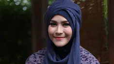 Bergaya beda dengan beauty elegant hijab pashmina.