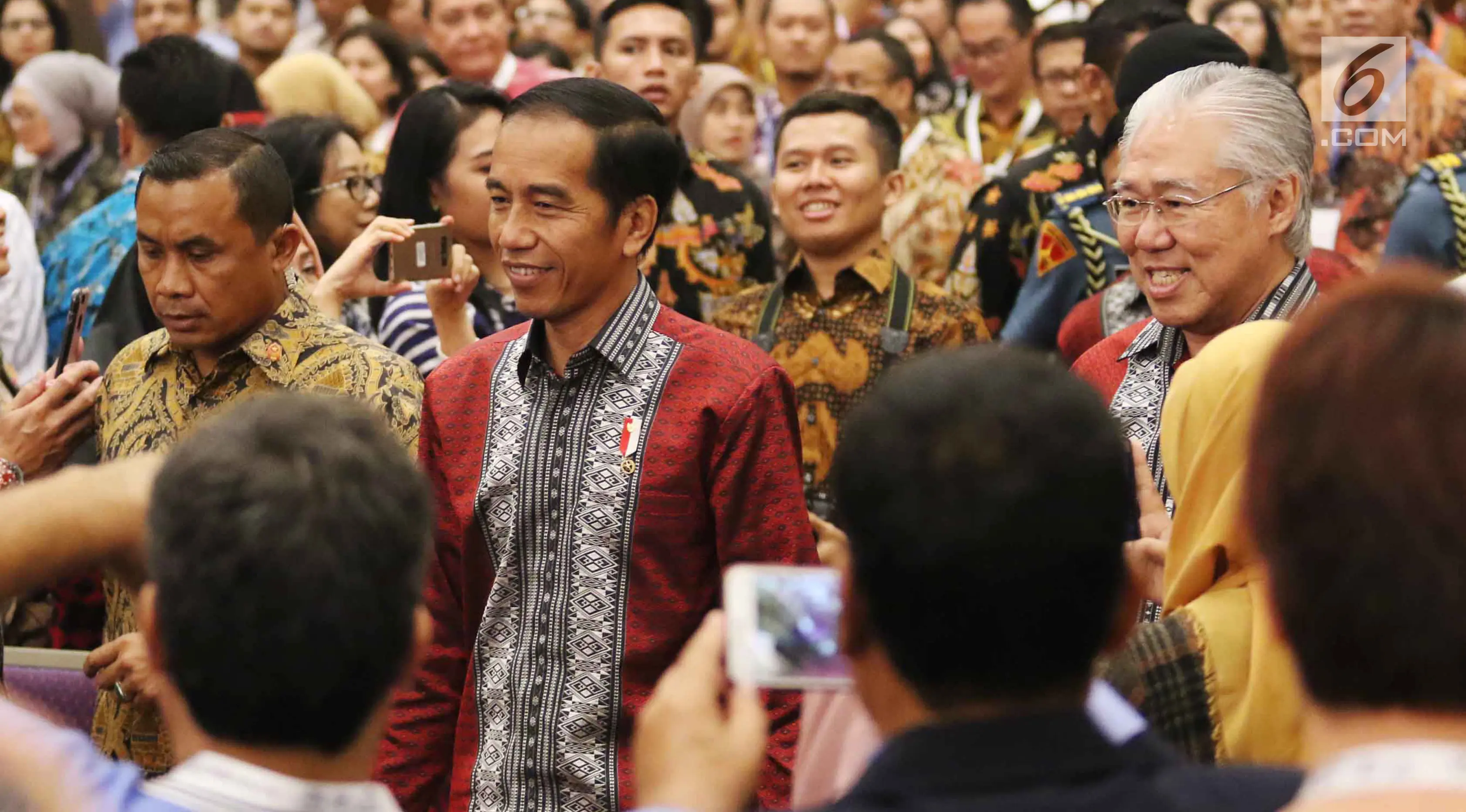 Presiden Jokowi berjalan diantara hadirin usai membuka pameran Trade Expo 2017 di ICE BSD, Tangerang Selatan, Rabu (11/10). Usai pembukaan, Jokowi langsung menuju area pameran produk-produk Indonesia. (Liputan6.com/Angga Yuniar)