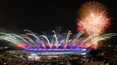 Kembang api menghiasi di atas Stadion Nasional Bukit Jalil saat Upacara Pembukaan Sea Games Asia Tenggara ke-29 di Kuala Lumpur, Malaysia, Sabtu, (19/08/2017). (AP Photo / Daniel Chan)