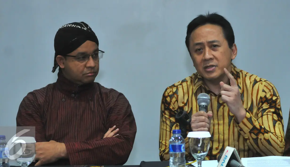 Badan Ekonomi Kreatif, Triawan Munaf (kanan) memberikan keterangan saat Workshop Nasional pelaporan  Konvensi UNESCO 2005 di Jakarta, Selasa (1/3). Konvensi UNESCO terbaru di bidang kebudayaan telah di identifikasi 142 negara. (Liputan6.com/Faisal R Syam)