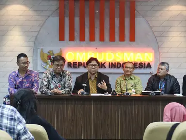 Anggota Ombudsman Dadan Suparjo (ketiga kiri) memberikan penjelasan kepada wartawan terkait penerimaan pengaduan dari beberapa perusahaan teknologi finansial alias financial technology(fintech) pinjaman di Jakarta, Jumat (8/3). (Liputan6.com/Angga Yuniar)