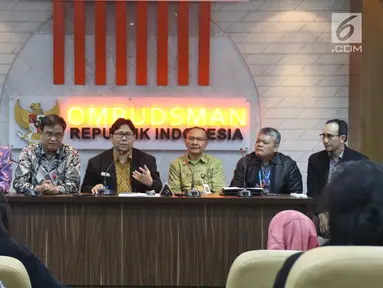 Anggota Ombudsman Dadan Suparjo (ketiga kiri) memberikan penjelasan kepada wartawan terkait penerimaan pengaduan dari beberapa perusahaan teknologi finansial alias financial technology(fintech) pinjaman di Jakarta, Jumat (8/3). (Liputan6.com/Angga Yuniar)