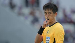 Wasit asal Korea Selatan, Ko Hyungjin memimpin laga pekan ke-17 BRI Super League 2025/2026 antara Persita Tangerang melawan Borneo FC Samarinda di Stadion Indomilk Arena, Tangerang, Jumat (9/1/2026).