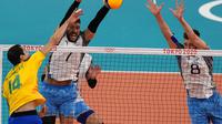 Douglas Correia De Souza dari Brasil, kiri, memukul bola selama pertandingan medali perunggu bola voli putra antara Argentina dan Brasil di Olimpiade Musim Panas 2020, Sabtu, 7 Agustus 2021, di Tokyo, Jepang. (Foto AP/Frank Augstein)