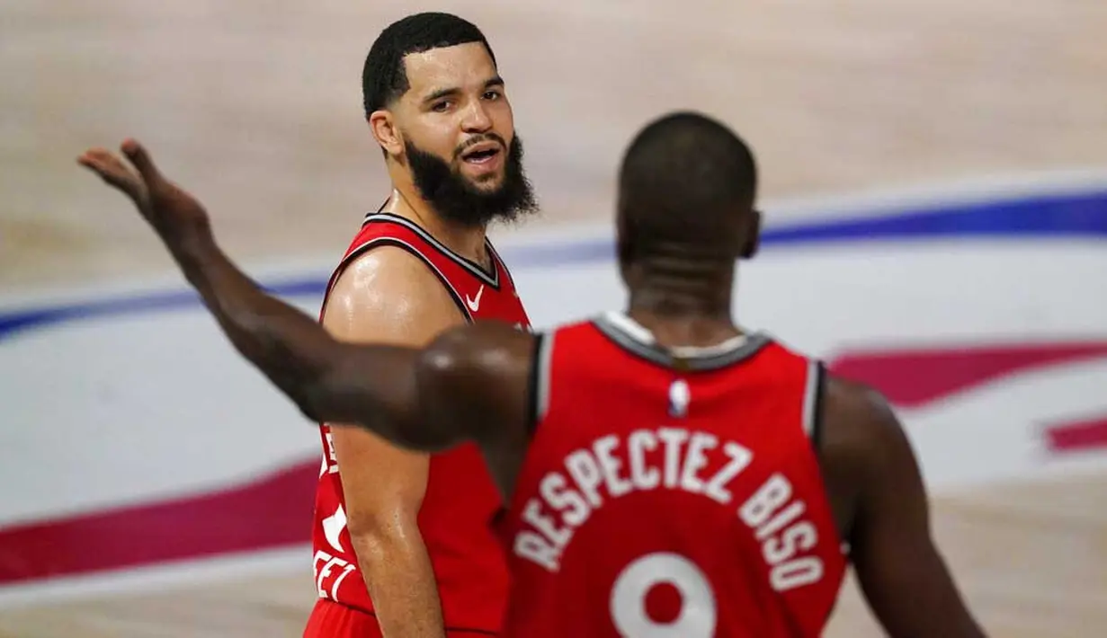 Pebasket Toronto Raptors, Fred VanVleet, berbincang dengan Ibaka saat melawan Boston Celtics pada laga NBA di Lake Buena Vista, Senin (7/9/2020). Boston Celtics menang telak 111-89 atas Toronto Raptors. (AP/Mark J. Terrill)