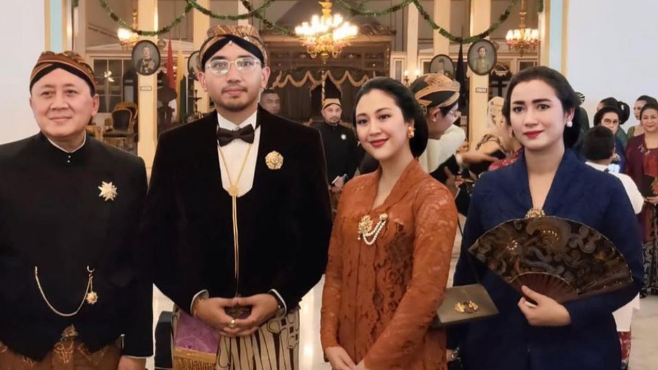 Hadiri Jumenengan Mangkunegara X, Ini 5 Potret Cantik Sherina Munaf Kenakan Kebaya Klasik