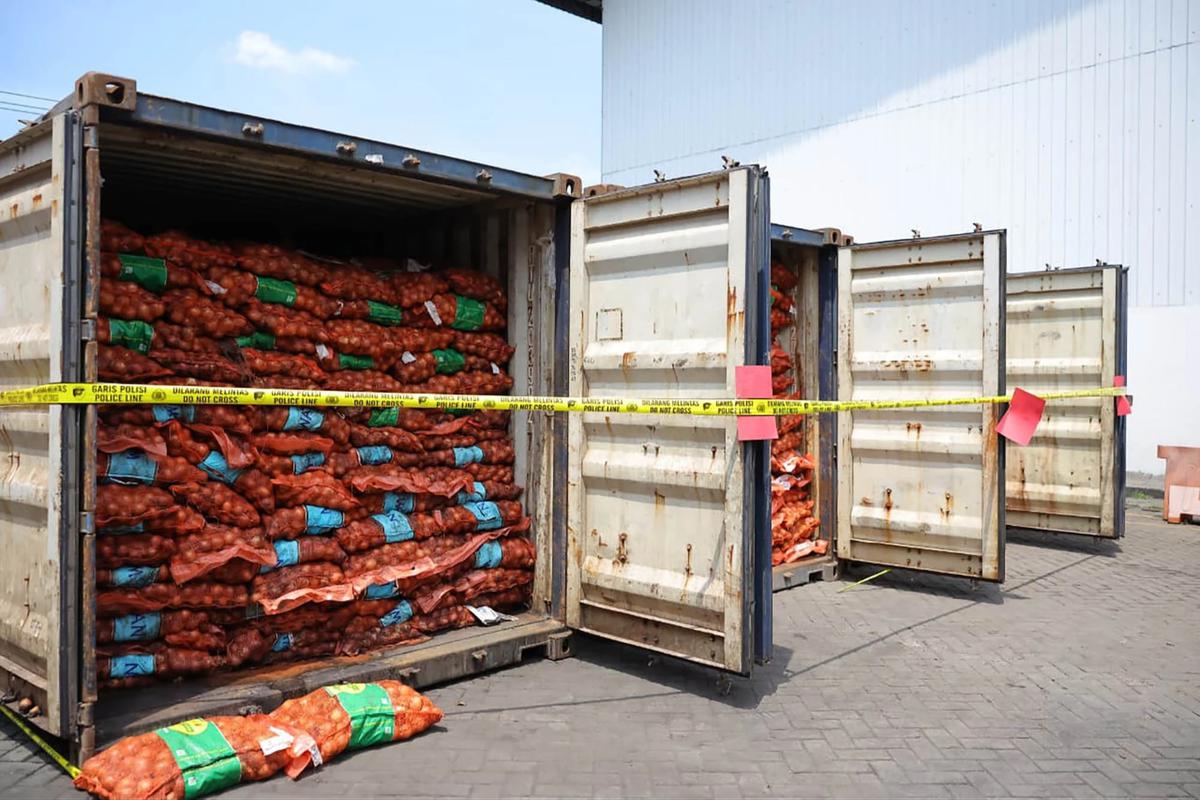FOTO: Bawang Impor Ilegal Mengandung OPTK Dimusnahkan di Surabaya