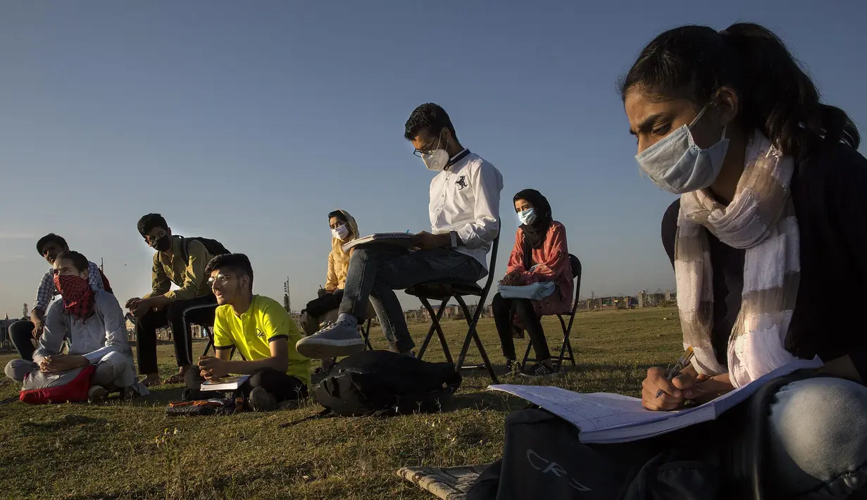 Para siswa mengikuti kelas luar ruangan di Kota Srinagar, Kashmir, India, Senin (6/7/2020). Kelas dimulai saat matahari terbit di tempat terbuka sesuai dengan aturan pencegahan jaga jarak sosial untuk melawan COVID-19. (Xinhua/Javed Dar)