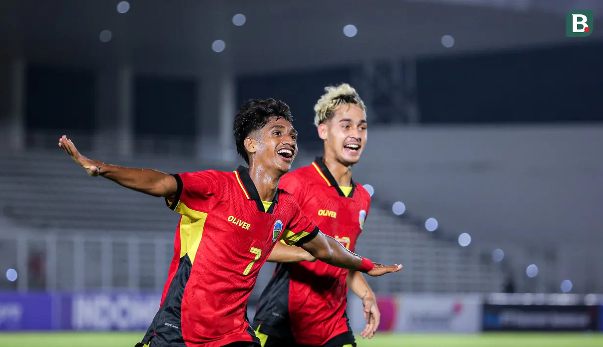 Pemain Timor Leste U-20, Luis Figo (kiri) melakukan selebrasi setelah mencetak gol ke gawang Timnas Indonesia U-20 pada laga Grup F Kualifikasi Piala Asia U-20 2025 di Stadion Madya, Senayan, Jakarta, Jumat (27/09/2024). (Bola.com/Bagaskara Lazuardi)