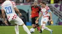 Pemain Kroasia,&nbsp;Luka Modric (kanan) berebut bola dengan pemain Belgia, Yannick Carrasco saat matchday ketiga Grup F Piala Dunia 2022 yang berlangsung di Ahmad Bin Ali Stadium, Kamis (01/12/2022) (AP/Luca Bruno)