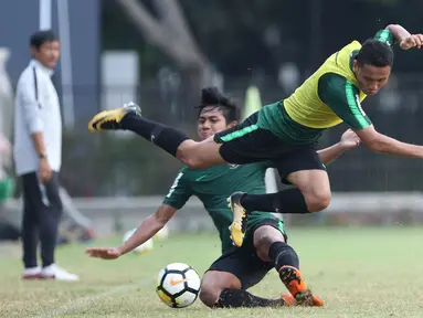 Pemain Indonesia U-19, Aulia Hidayat melompat menghindari tekel saat game internal di Lapangan A Kompleks GBK, Jakarta, Rabu (3/10). Laga internal ini untuk menentukan skuat utama Timnas Indonesia di Piala Asia U-19. (Liputan6.com/Helmi Fithriansyah)