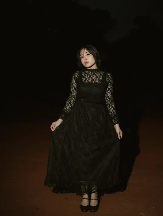 Dress hitam yang terlihat makin sempurna dengan efek see through dari material lace. [Foto: Instagram/ Bernadya]
