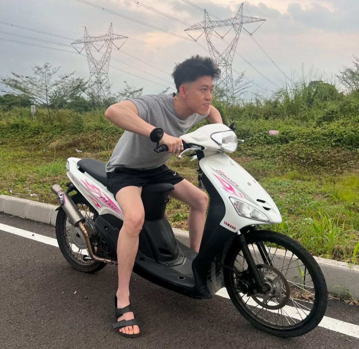 Rich Brian Santai Naik Motor Matic di Indonesia, Gayanya Bikin Warganet Terhibur