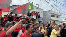 Antusiasme masyarakat Ternate saat menyambut konvoi Malut United pada Kamis (14/03/2024). (Bola.com/Hery Kurniawan)